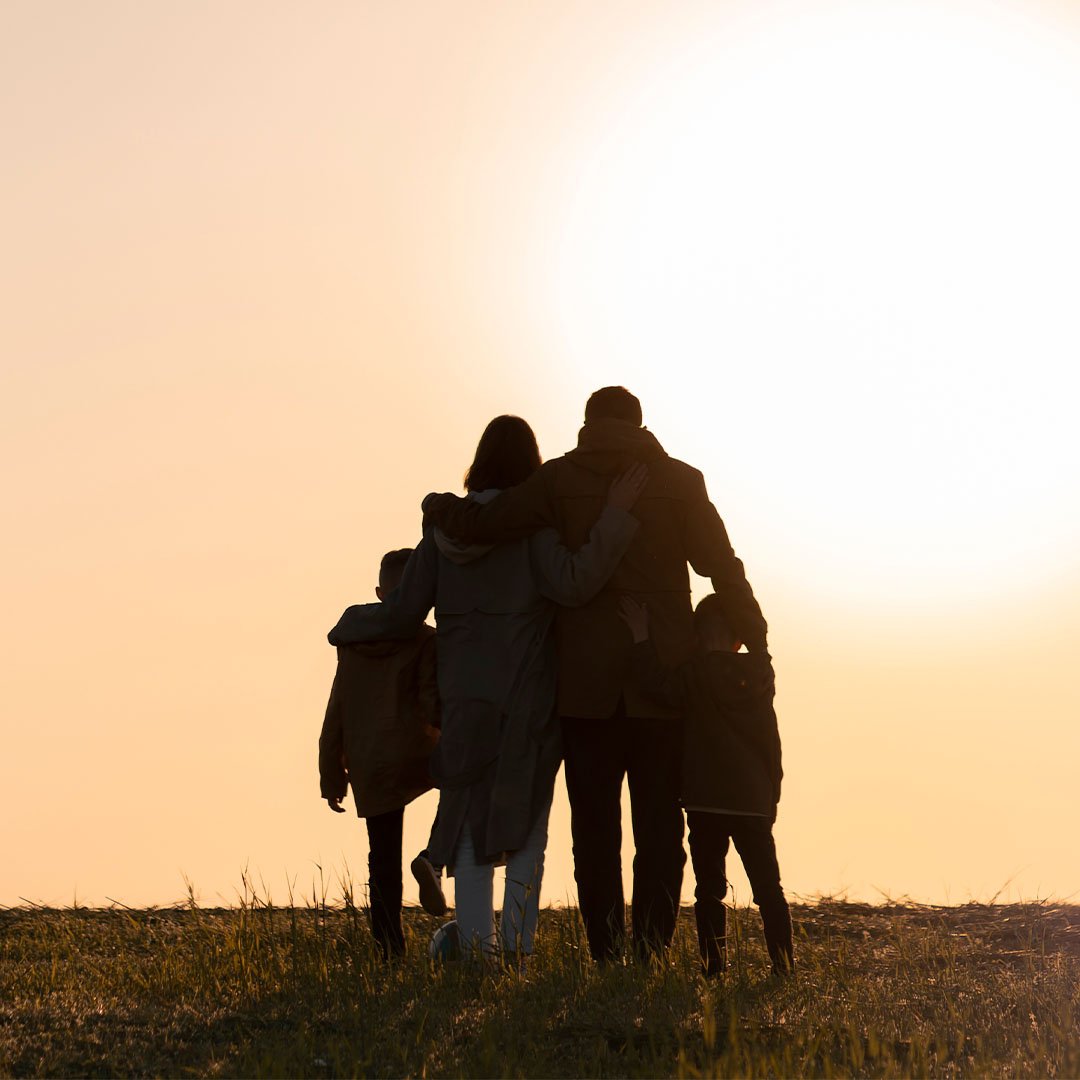 full-shot-family-silhouette-having-fun-sunset